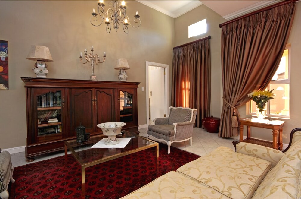 Luxury Apartment, 2 Bedrooms - Guestroom