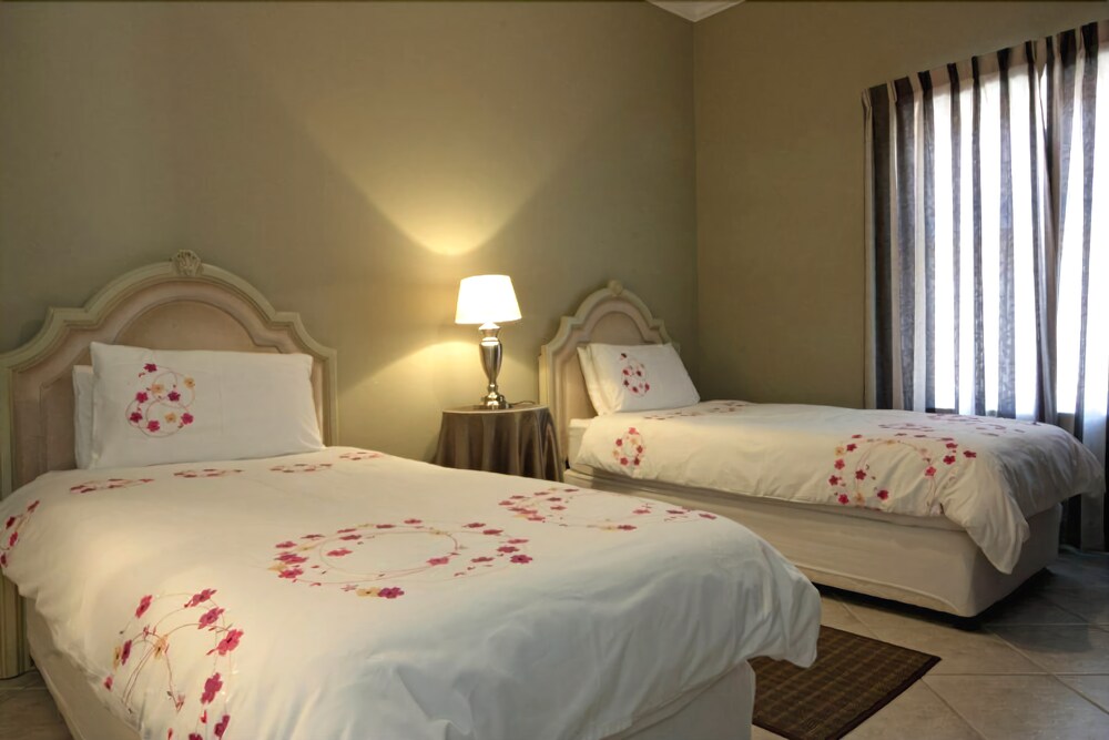 Classic Apartment, 2 Bedrooms - Guestroom