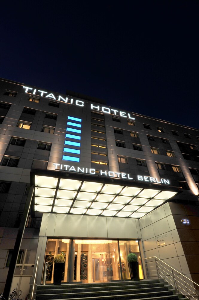 Hotelfassade am Abend/bei Nacht