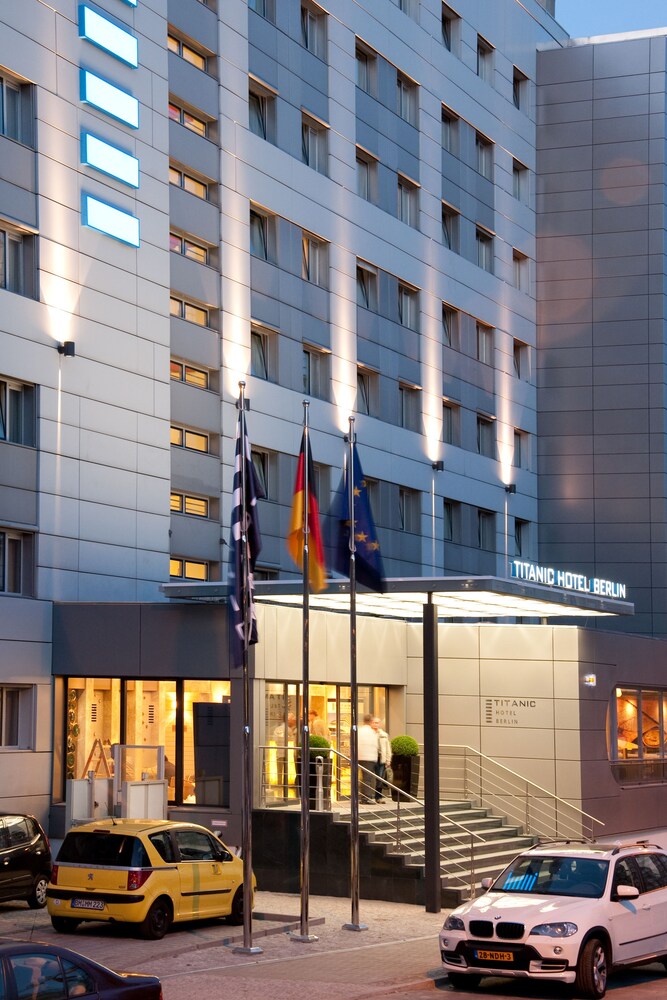 Hotelfassade am Abend/bei Nacht