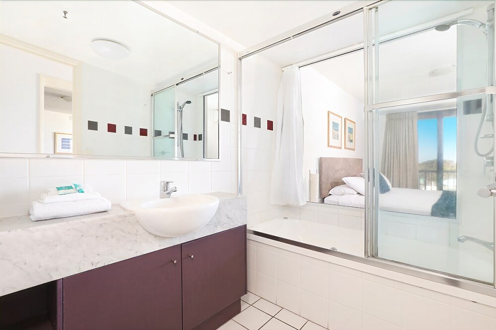 Catalina II, Standard 2 Bedroom Ocean View Apartment With Air- Conditioning - Bathroom