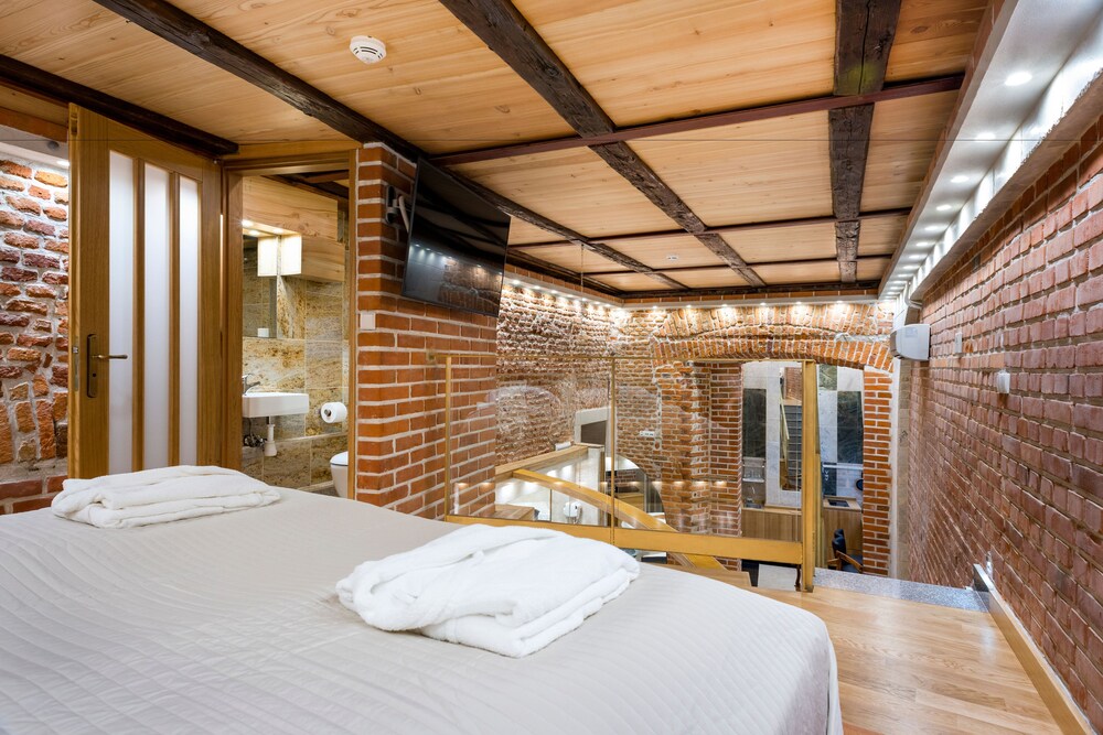 Suite, 1 King Bed, Jetted Tub - Guestroom