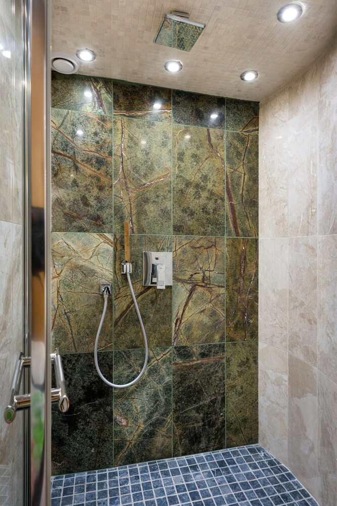 Deluxe Suite, 1 King Bed - Bathroom Shower