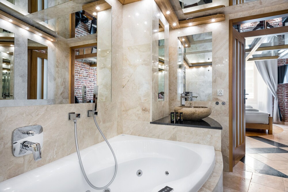 Junior Suite, 1 Queen Bed, City View - Jetted Tub