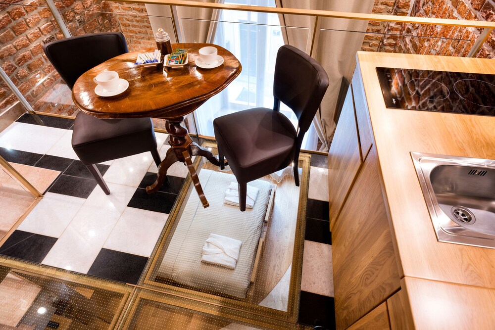 Junior Suite, 1 Queen Bed, City View - In-Room Dining