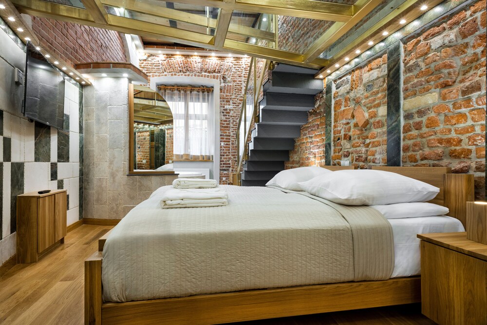 Deluxe Suite, 1 King Bed - Guestroom