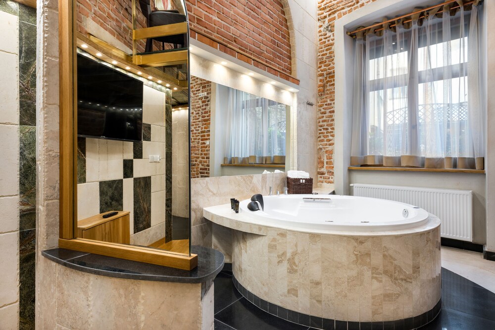 Deluxe Suite, 1 King Bed - Bathroom