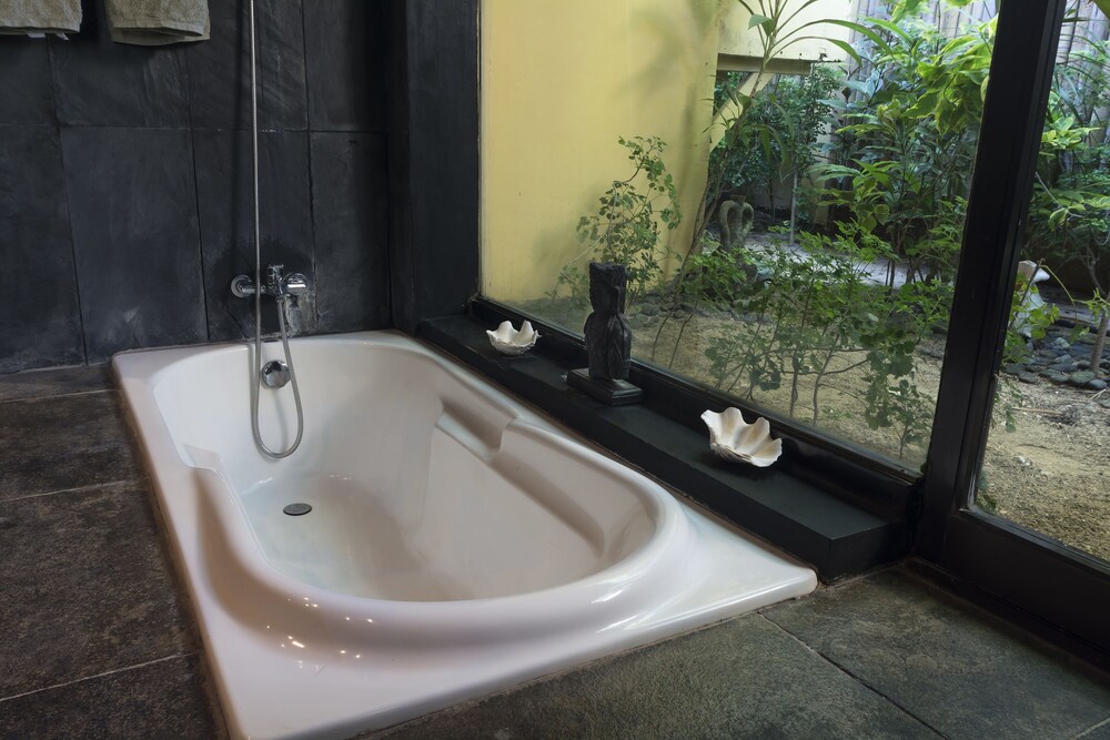 Deep Soaking Bathtub