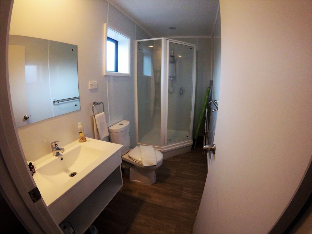 2 Bedroom Family Unit 5 - Bathroom
