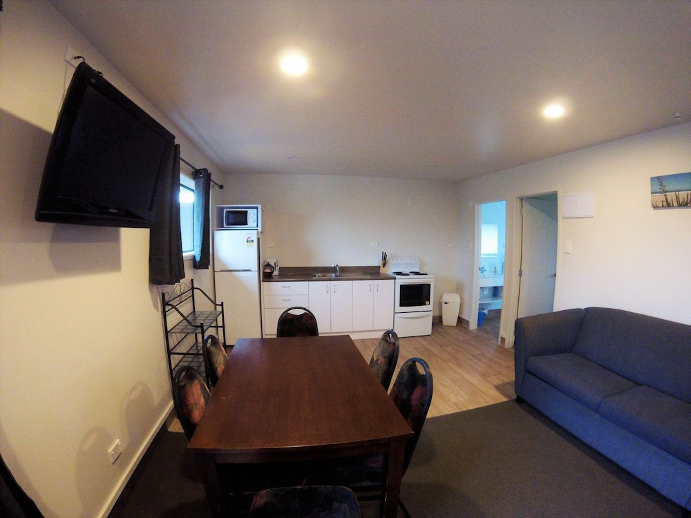 2 Bedroom Family Unit 5 - In-Room Dining