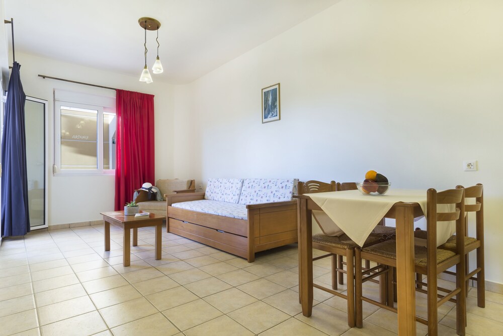 거실 (One Bedroom Apartment for 3 people with Pool View)