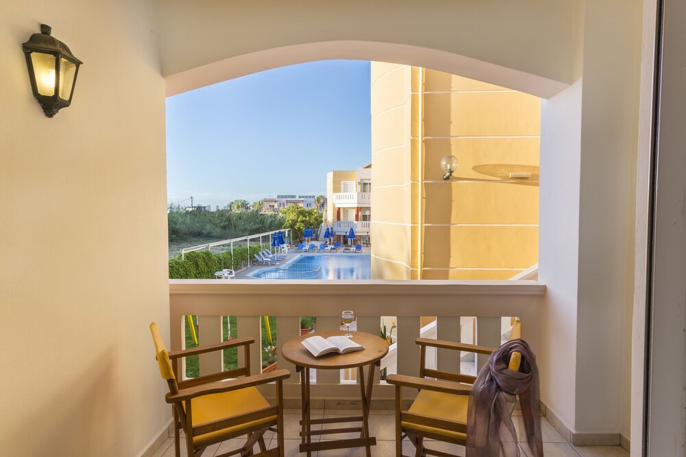 발코니 (One Bedroom Apartment for 3 people with Pool View)