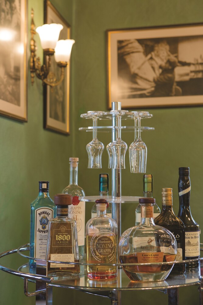 Hotel Bar