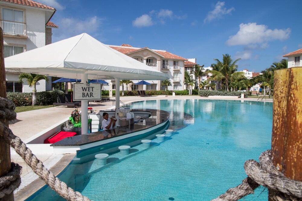 Bar au bord de la piscine