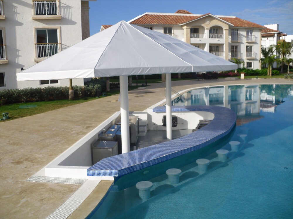 Bar au bord de la piscine