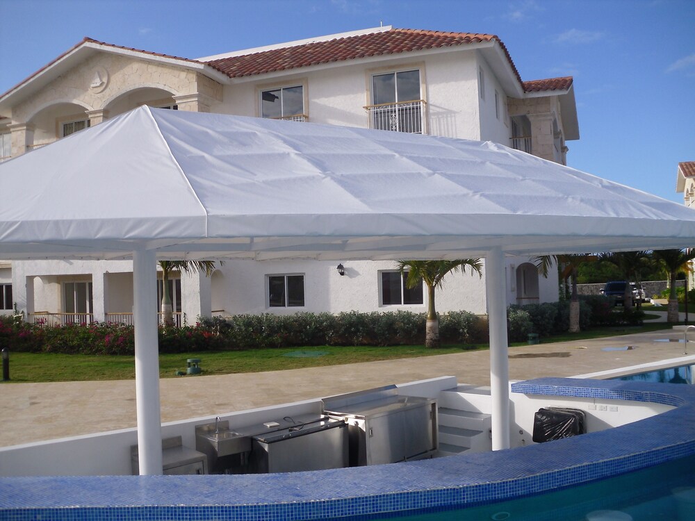 Bar au bord de la piscine