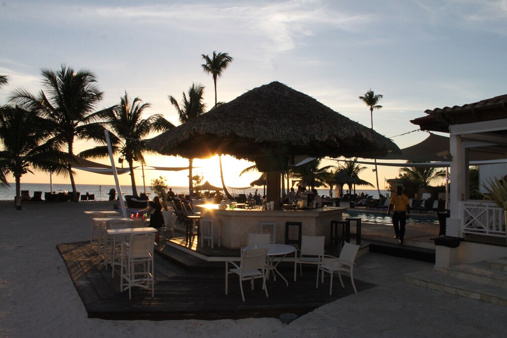 Bar au bord de la piscine