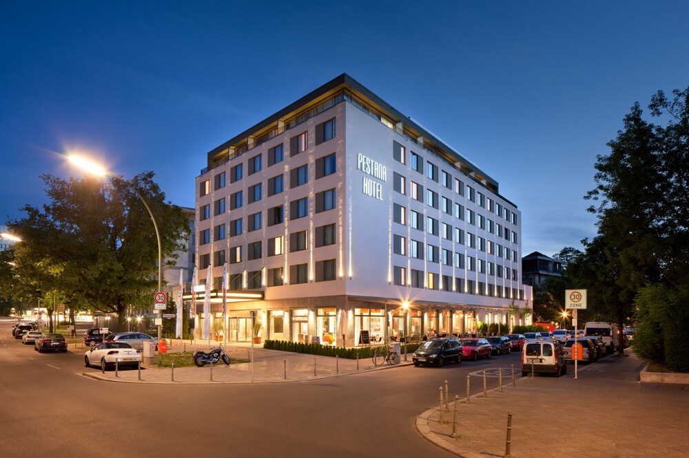 Hotelfassade am Abend/bei Nacht