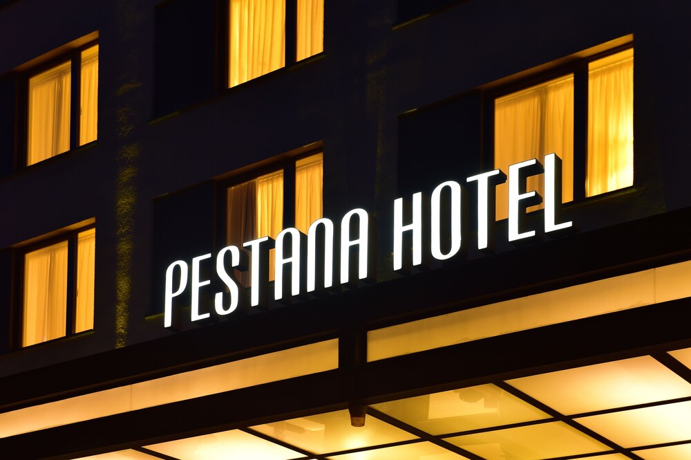 Hotelfassade am Abend/bei Nacht