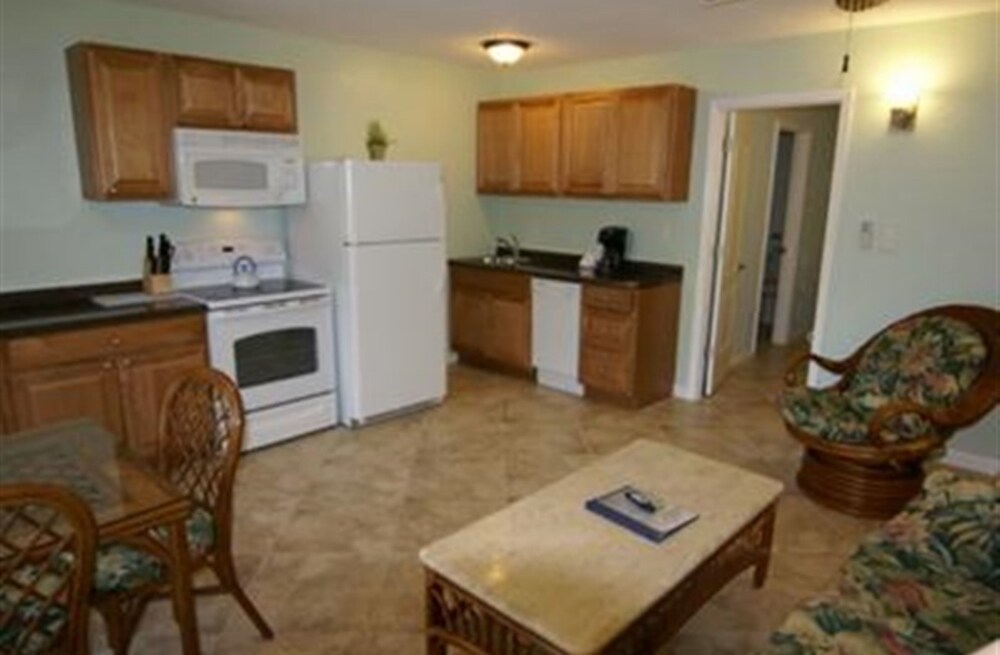 Room, Private Bathroom (Room 107) - Living Area