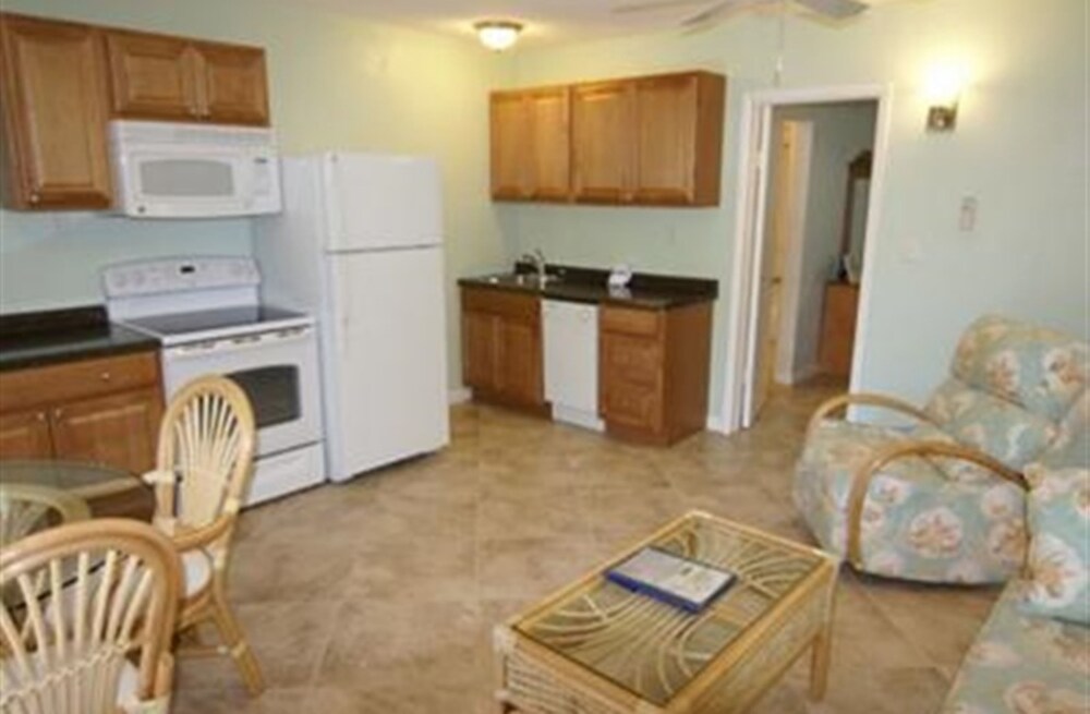 Room, Private Bathroom (Room 104) - Living Area