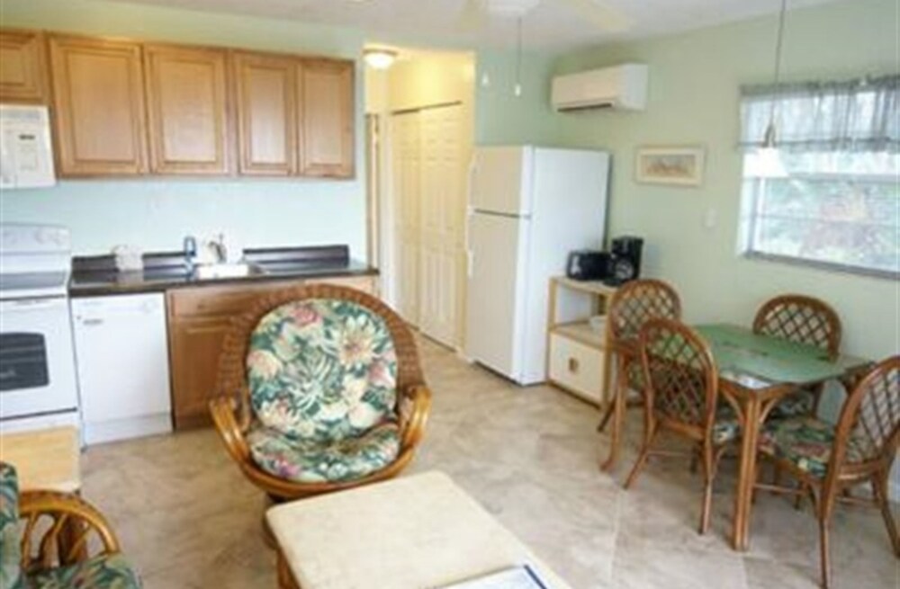 Room, Private Bathroom (Room 200) - Living Area
