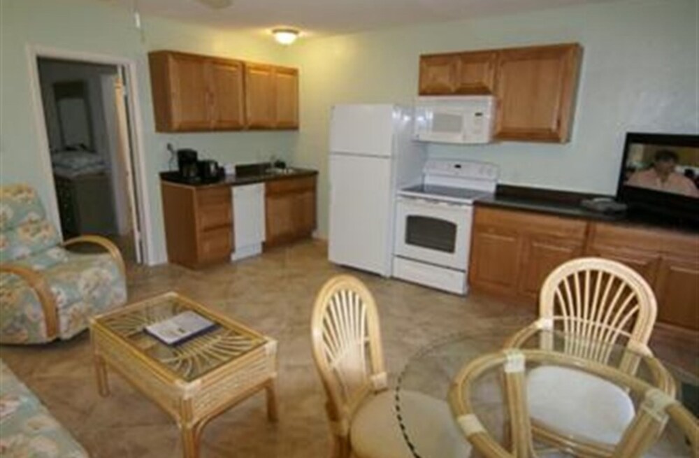 Room, Private Bathroom (Room 106) - Living Area