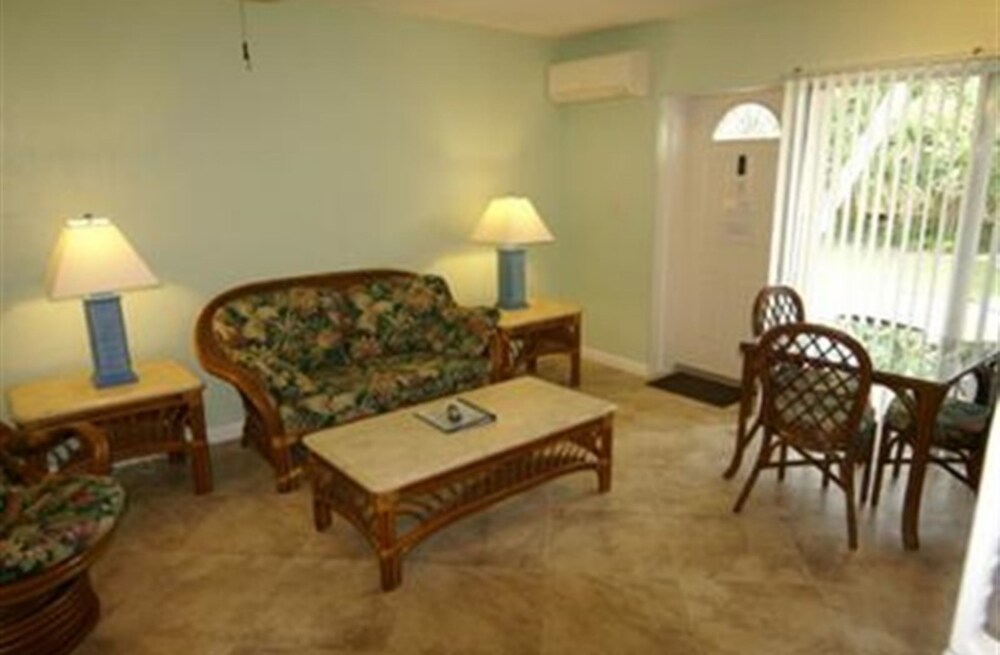 Room, Private Bathroom (Room 107) - Living Area