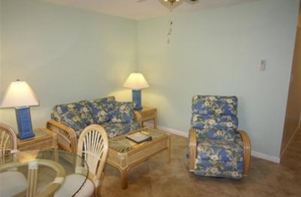 Room, Private Bathroom (Room 108) - Living Area