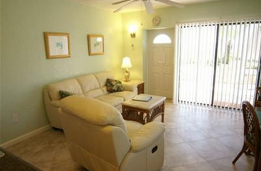 Room, Private Bathroom (Room 201) - Living Area