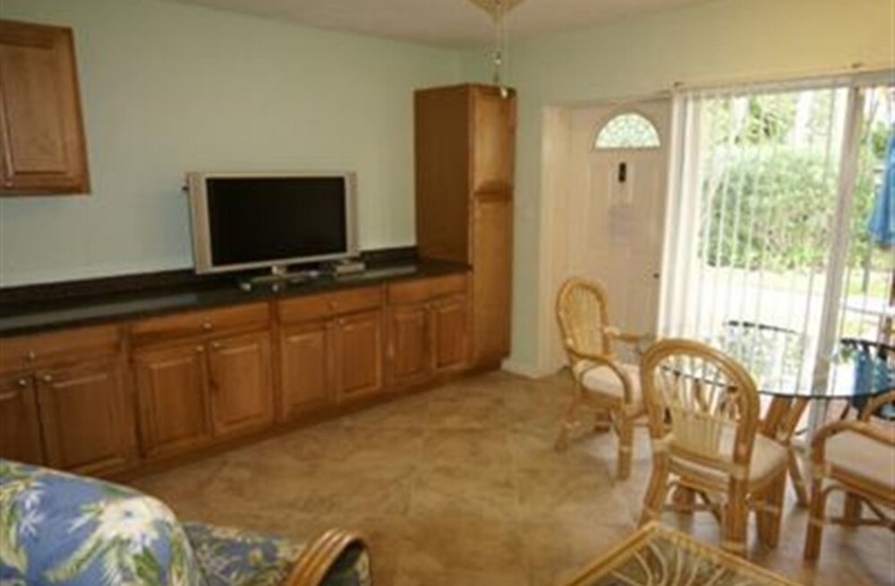 Room, Private Bathroom (Room 108) - Living Area