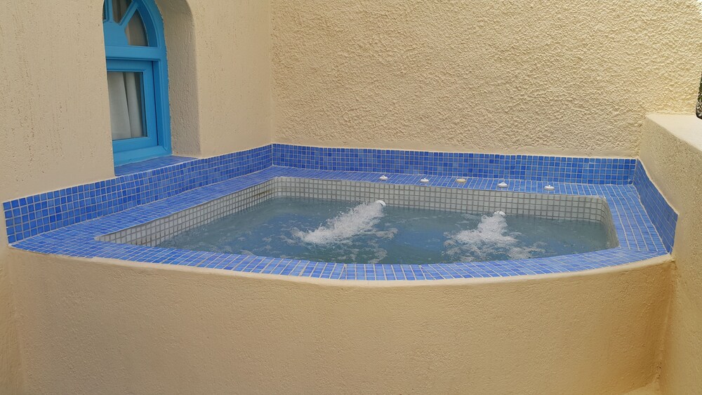 Studio, Jetted Tub (Cold Water) - Jetted Tub