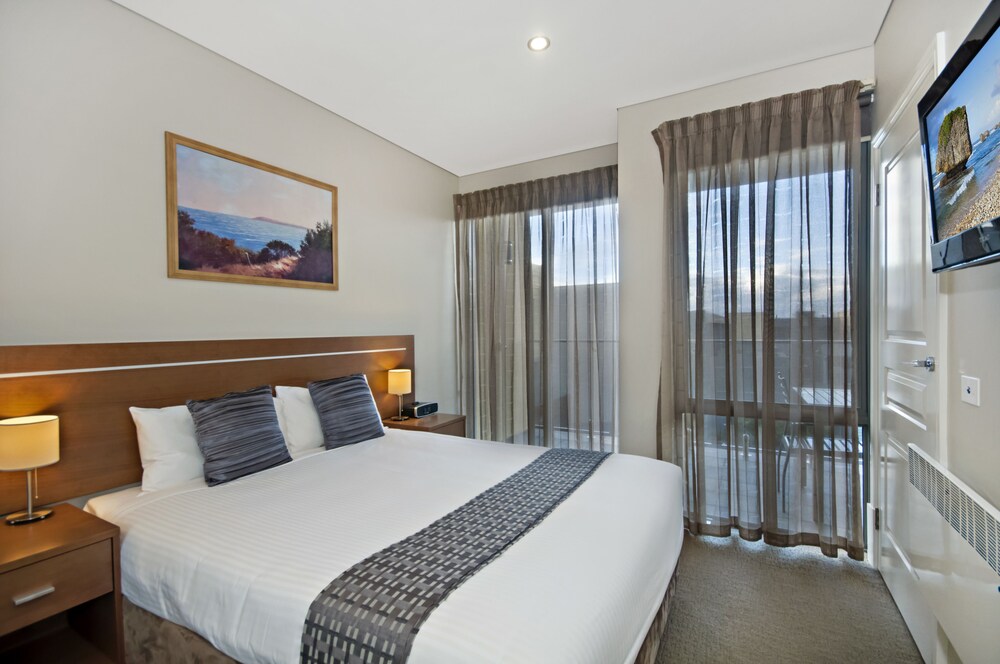 Deluxe One Bedroom Apartment - Guestroom