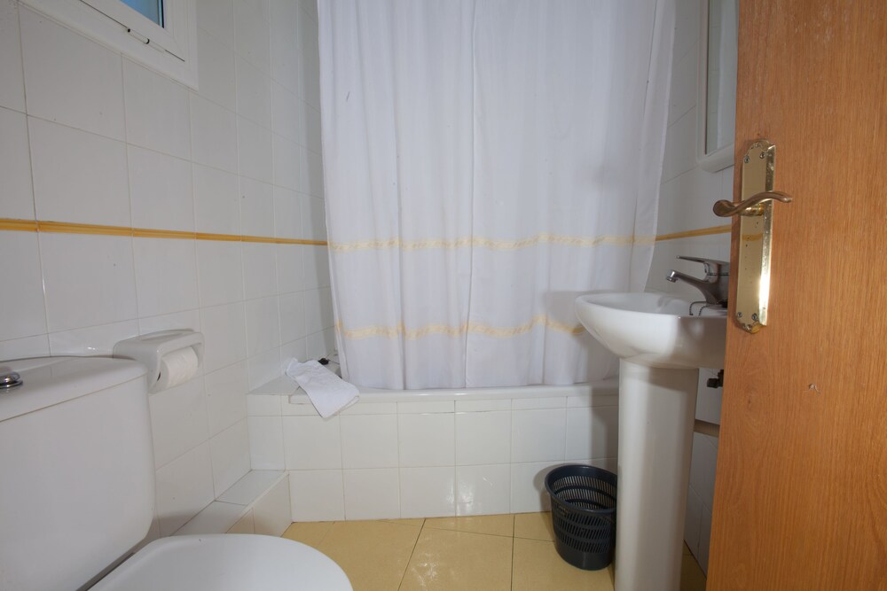 Studio (2 People) - Bathroom Sink