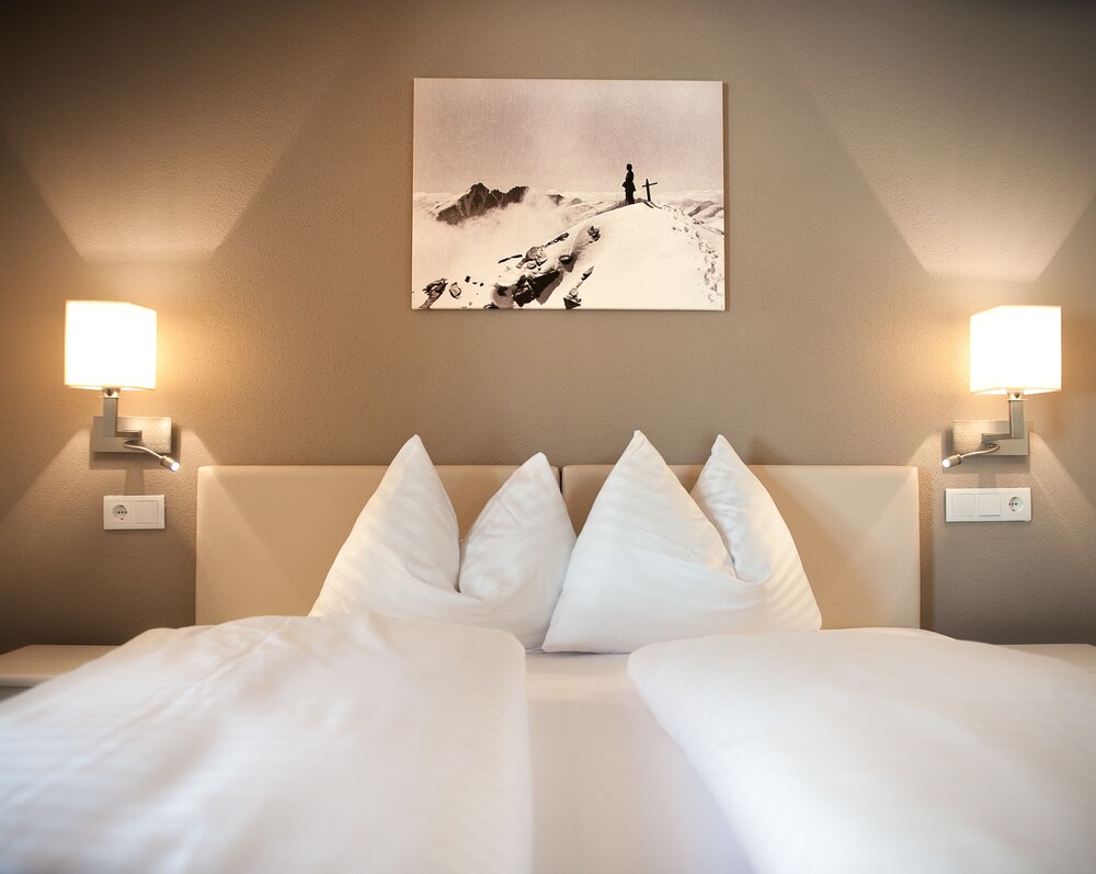 Apartment, 4 Bedrooms, Balcony, Mountain View (Alpine Premium) - Guestroom