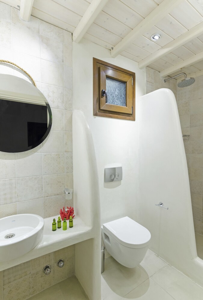 Luxury Suite, 1 Queen Bed, Private Pool, Oceanfront - Bathroom