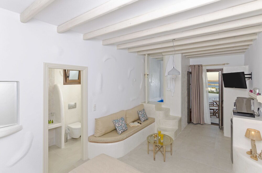 Luxury Suite, 1 Queen Bed, Private Pool, Oceanfront - Guestroom