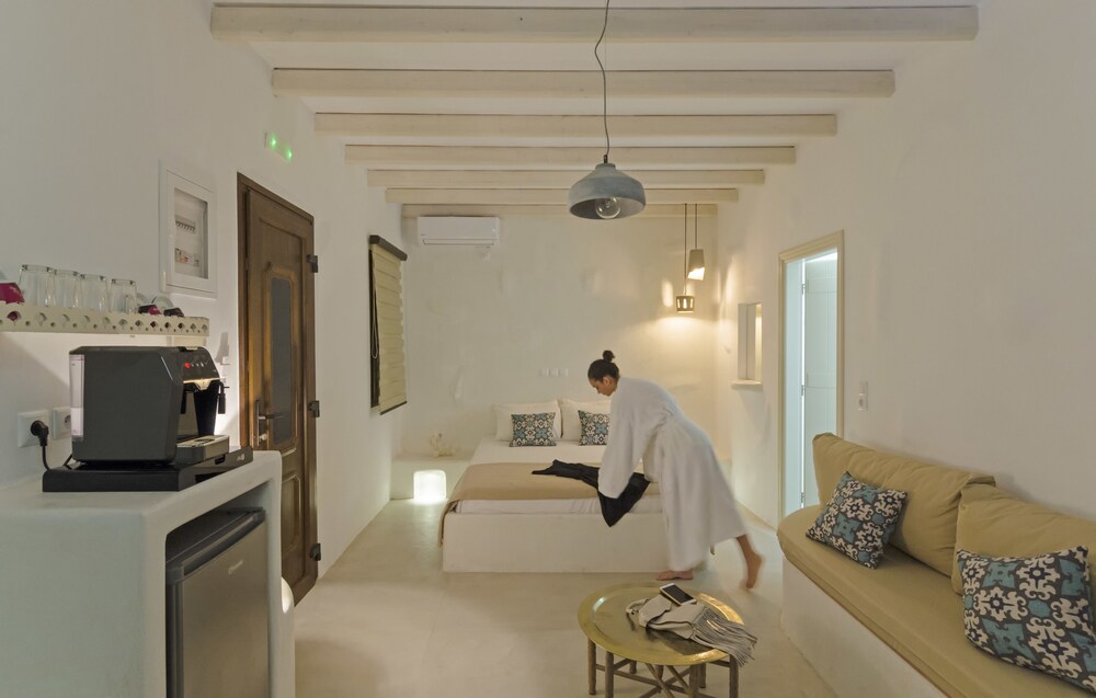 Luxury Suite, 1 Queen Bed, Private Pool, Oceanfront - Guestroom