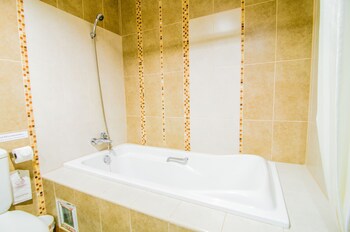 Deep Soaking Bathtub