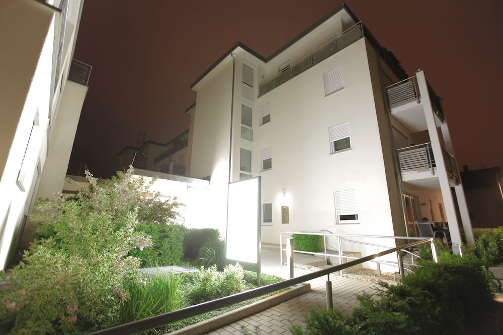 Hotelfassade am Abend/bei Nacht