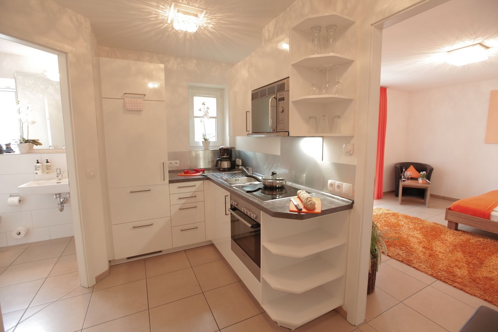 Küche im Zimmer (Comfort-Apartment B)