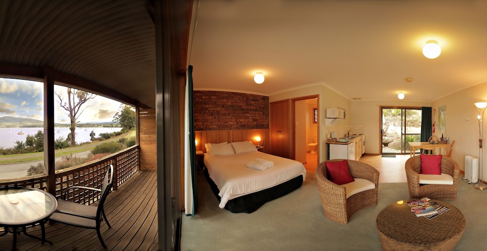 Waterfront studio cottage - Living Area