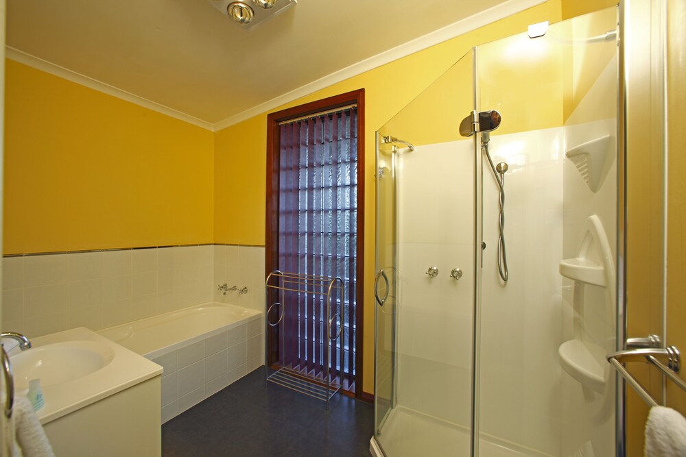 House, Beachside - Bathroom