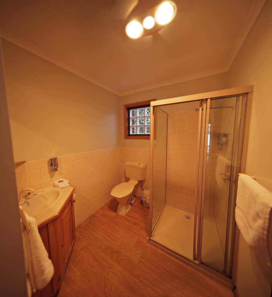 Waterfront studio cottage - Bathroom