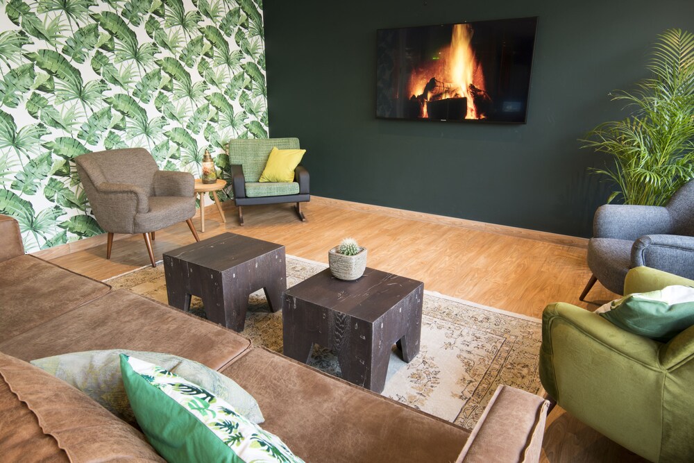 Lobby lounge