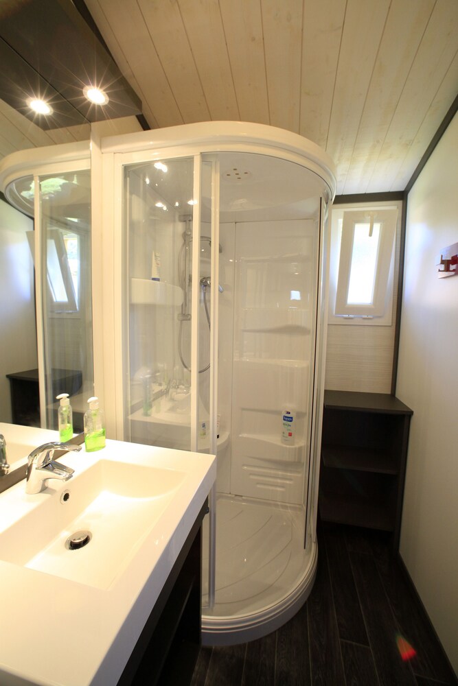 Cottage (For 6 People) - Bathroom