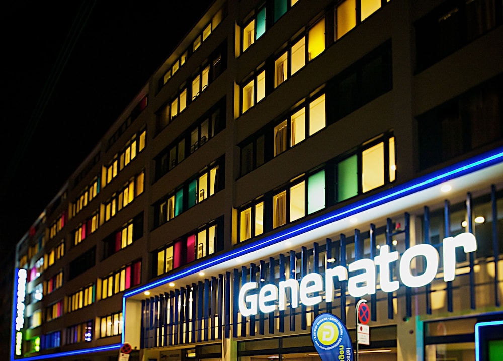Hotellets facade - aften/nat