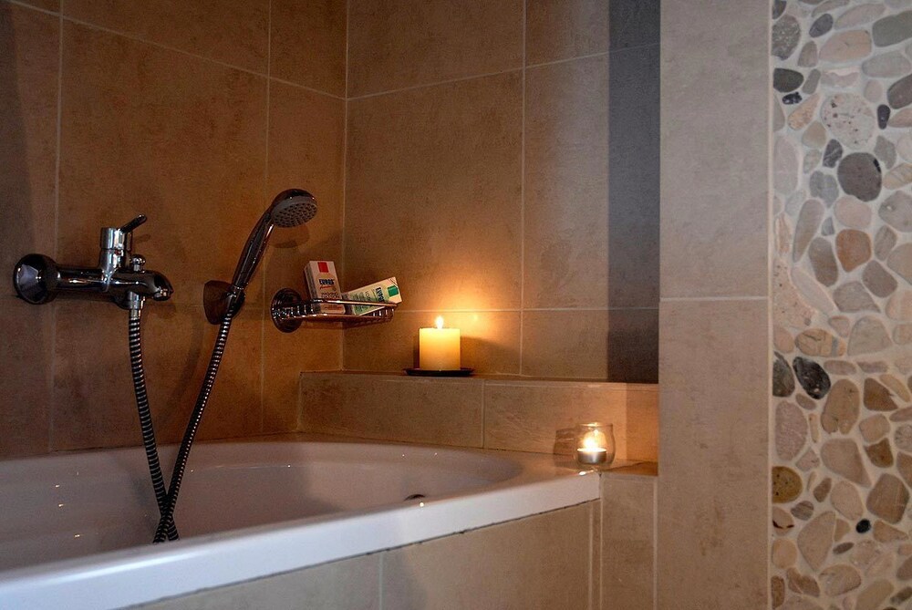 Deep Soaking Bathtub