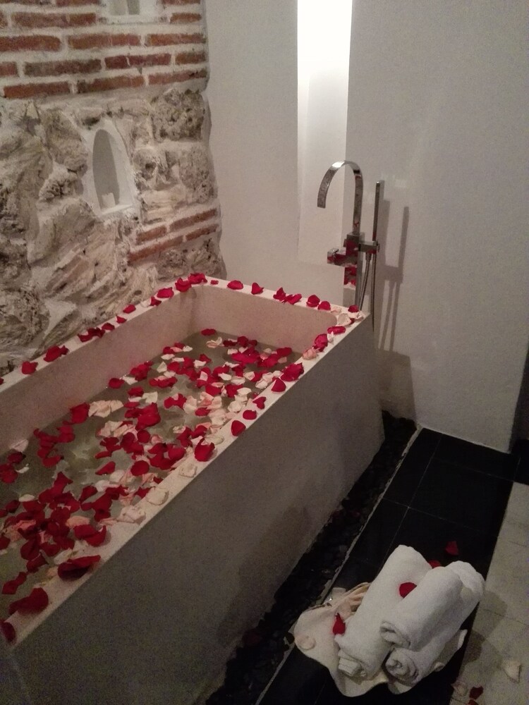 Deep Soaking Bathtub
