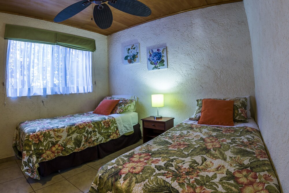 Family Cabin - Guestroom